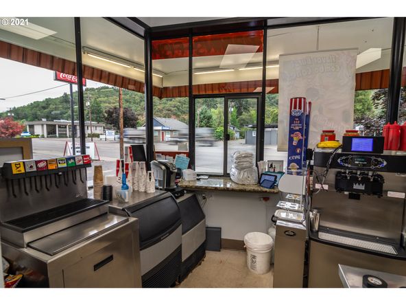 1270 W Harvard Ave, Roseburg, OR 97471